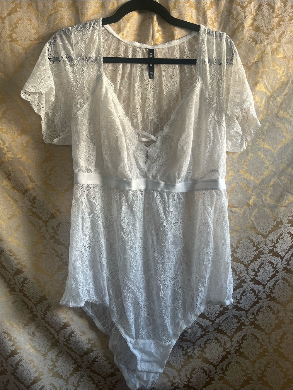 torrid Sz 3 White Lace Bodysuit with Flutter Sleeves